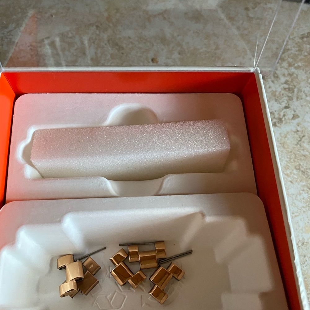 Woman’s 4th Generation Fossil Watch (Smart) - Picture 4 of 5